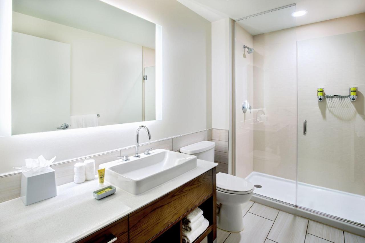เอลเลเมนต์ แฮมป์ตัน เพนินซูลา ทาวน์เซ็นเตอร์ Hotel ภายนอก รูปภาพ